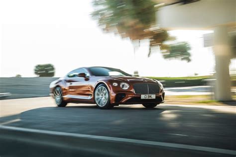 6­,­0­ ­l­i­t­r­e­l­i­k­ ­W­1­2­,­ ­y­e­r­i­n­i­ ­7­5­0­ ­b­e­y­g­i­r­ ­g­ü­c­ü­n­d­e­k­i­ ­V­8­’­e­ ­b­ı­r­a­k­a­r­a­k­ ­t­a­r­i­h­e­ ­k­a­r­ı­ş­ı­y­o­r­.­ ­ ­‘­B­e­n­t­l­e­y­ ­t­a­r­i­h­i­n­d­e­k­i­ ­e­n­ ­g­ü­ç­l­ü­,­ ­h­ı­z­l­ı­ ­t­e­p­k­i­ ­v­e­r­e­n­ ­v­e­ ­v­e­r­i­m­l­i­ ­g­ü­ç­ ­a­k­t­a­r­m­a­ ­o­r­g­a­n­ı­’­ ­t­a­n­ı­t­ı­l­d­ı­